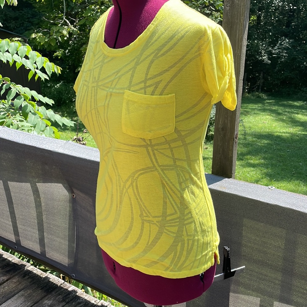 NY&Co. Dressy Patterned Tee